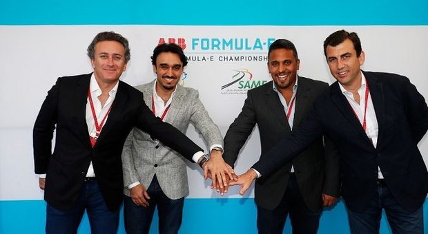 A sinistra Aleajandro Agag, ceo della Formula E, con gli organizzatori dell'E-Prix in Arabia Saudita