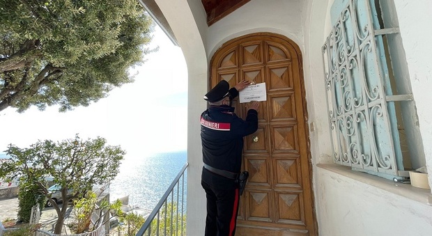 Sigilli alla villa con vista su Li Galli: i carabinieri denunciano 3 persone