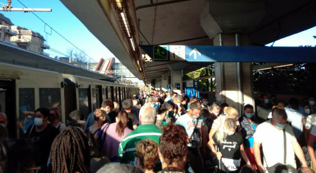 Roma-Lido, orari ridotti agosto: solo 4 treni verso il mare. «Rischio caos, polizia nelle stazioni»