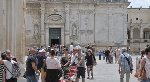 Turisti al Duomo di Lecce