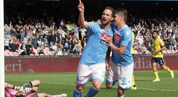 Napoli-Lazio 4-2: Higuain fenomenale Reja perde il treno per l'Europa