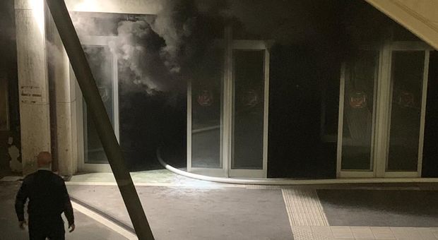 Roma, incendio alla Regione Lazio, il fumo invade gli uffici: intossicata un'impiegata, portata in ospedale