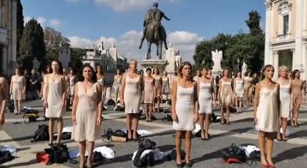 Hostess dell'Alitalia e il flash mob al Campidoglio, quei corpi utilizzati per dire: «Ascoltateci»