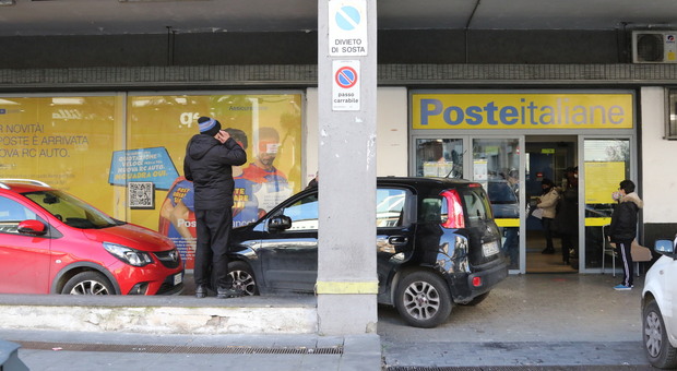 Napoli, arrestati due carabinieri: rapina e sequestro di persona davanti all’ufficio postale