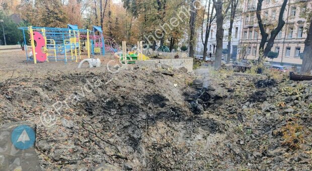 Esplosioni Kiev, missili sul parco giochi: i crateri nell'area per bambini. «Crimine di guerra»