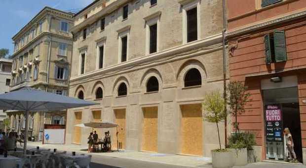 Ancona, la facciata del Metropolitan di nuovo visibile dopo venti anni