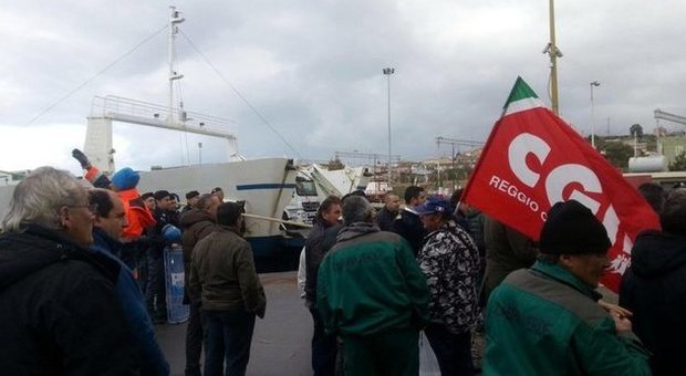 Protesta contro la manovra in Calabria, bloccati traghetti per la Sicilia e statale 106