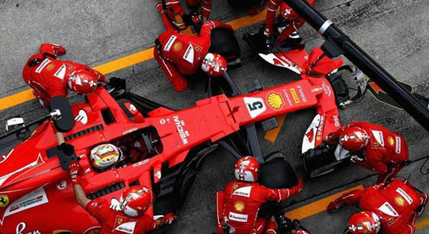 Meccanici al lavoro sulla Ferrari di Sebastian Vettel