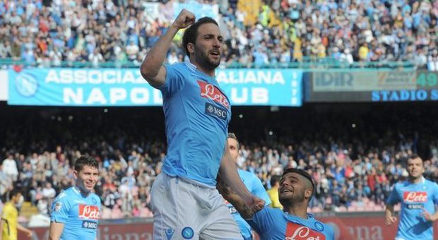 Il Napoli e Higuain si risollevano: 4-2 alla Lazio, respinto l'attacco al terzo posto