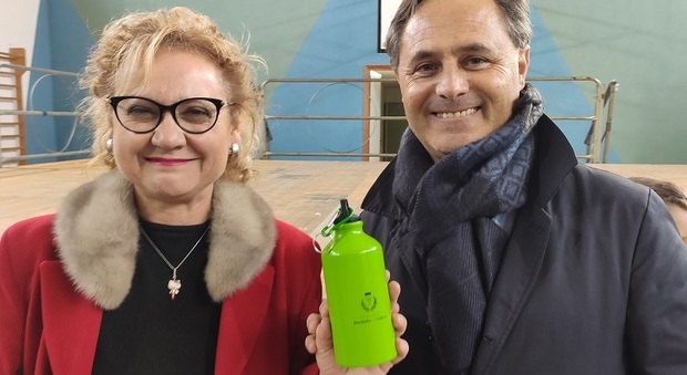 Via la plastica, il comune di Montalto regala borracce in alluminio agli studenti