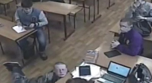 Mosca choc, vittima di bullismo muore in classe: il video indigna il web