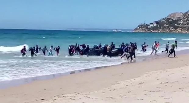 Migranti, boom di arrivi in Spagna: spunta la rotta alternativa