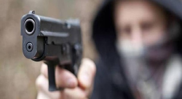 Pistola in faccia mentre affigge necrologi: nuove minacce agli operai della ditta colpita dalla bomba al funerale di don Riboldi