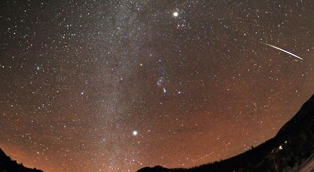 Una palla di fuoco causata da un asteroide illumina il cielo nel sud della Spagna