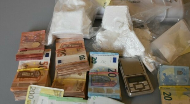 Fermato durante un controllo stradale e trovatcon 9 etti di cocaina e 18mila euro: barista arrestato dai carabinieri