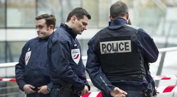 Parigi, poliziotti ubriachi alla guida investono e uccidono pedone