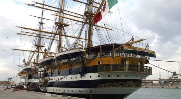 Pioggia e bora: la Vespucci "chiude", i visitatori si riparano a bordo
