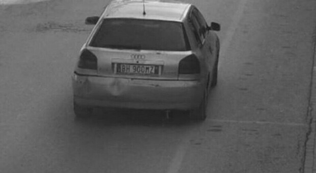 Caccia all'auto dei ladri seriali a Capodrise: ecco targa e appello della polizia locale