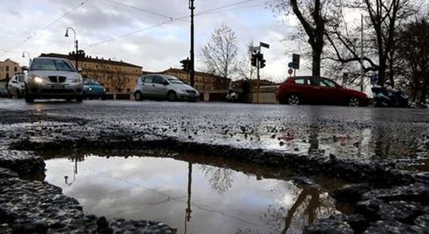 Roma, tangenti su 33 appalti per la manutenzione delle strade: 7 arresti in Comune
