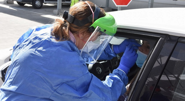Test, tamponi e metal detector il nuovo check-in in pandemia
