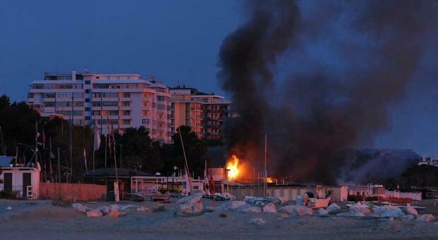Pescara, incendio al Tortuga: l'allarme dato da un pescatore. Il gestore morto ieri a 30 anni