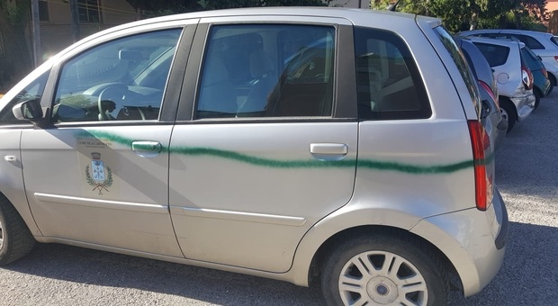Cartoceto, vernice spray sulle auto in sosta: sospetti su gruppo di ragazzi