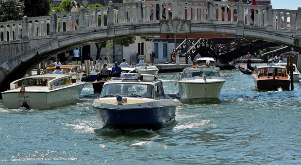 Venezia. Brugnaro: «Precedenza alle barche elettriche in certi orari»