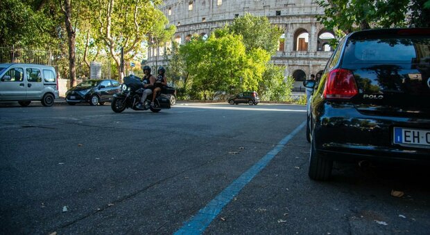 Roma, strisce blu più care in centro: aumento di 50 centesimi per i parcheggi e addio alla tariffa giornaliera di 4 euro