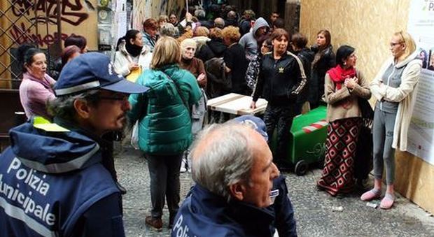 Napoli, la rivolta degli ambulanti abusivi: l'ombra della camorra dietro le bancarelle fuorilegge