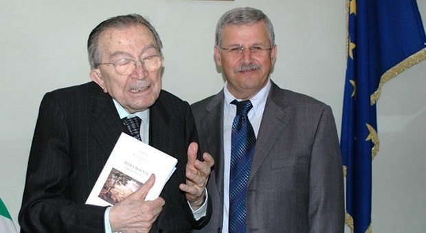 Una foto dell'ex sindaco di Sonnino Gasbarrone con l'onorevole Andreotti
