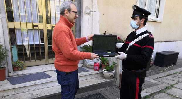 Roma, carabinieri consegnano pc a studenti per seguire videolezioni