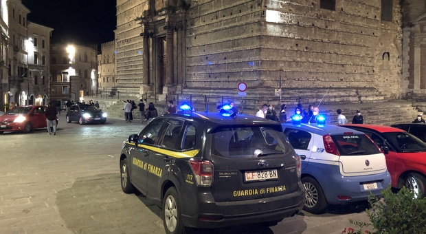 Perugia, 18 in locale di 10 metri quadrati: scatta la multa per il mancato rispetto delle norme anti Covid