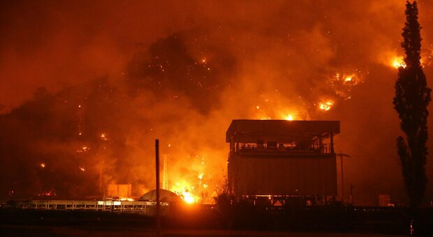 Incendi, il mondo è in fiamme: in Kuwait brucia il più grande deposito di copertoni