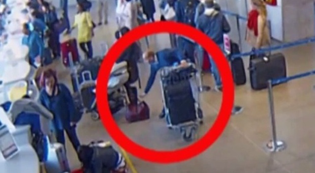 Aeroporto, preso il ladro di bagagli: inchiodato dalle telecamere