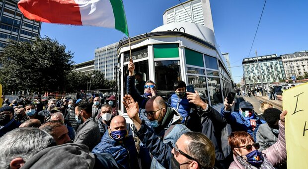 Milano, corteo spontaneo degli ambulanti: chiedono ristori e riaperture. Traffico in tilt in zona stazione