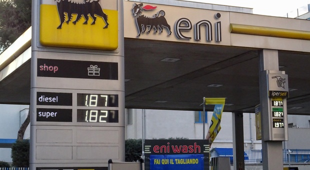 Benzina e diesel: stangata da 500 euro sui pugliesi. Il decreto: prezzi trasparenti ai distributori