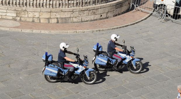Perugia, ricercato per evasione bloccato dai poliziotti motociclisti