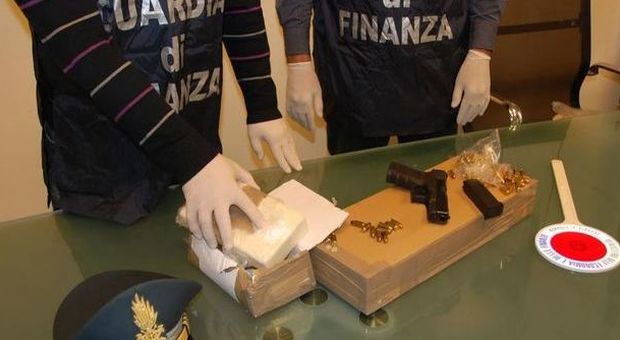 Droga e una pistola in un noto B&B in provincia di Napoli, scatta il sequestro. Tre arresti