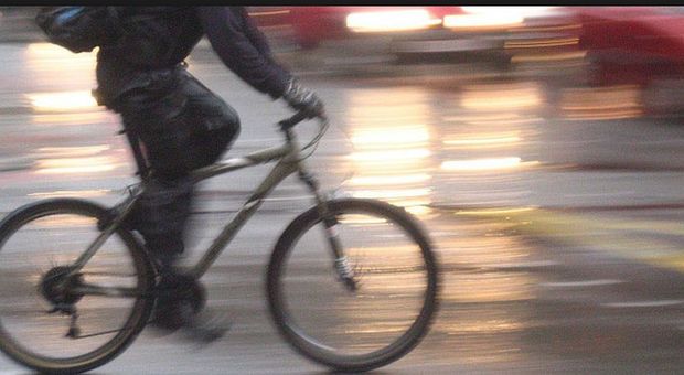 Armato ma... eco-sostenibile il rapinatore fugge in bici