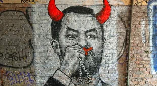 Matteo Salvini è il diavolo che bacia il rosario: il murales spunta a Treviso