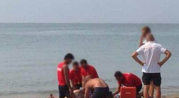 Turista romano muore in spiaggia ad Alba Adriatica: malore durante il bagno