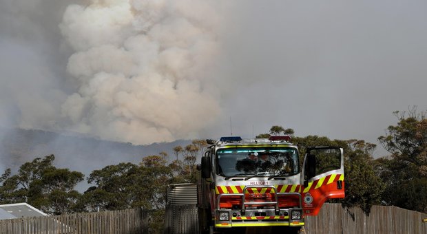 Australia, maxi-incendio a Canberra. «Troppo tardi per evacuare, restate in casa»