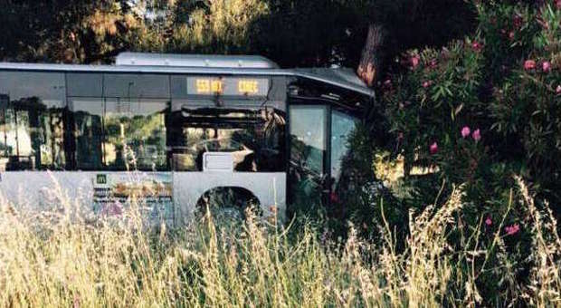 Roma, il bus finisce fuori strada alla rotonda: dieci feriti, grave il conducente