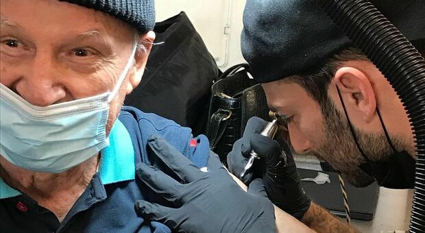 Giorgio Moroder, primo tatuaggio a 81 anni: a farglielo una persona molto speciale