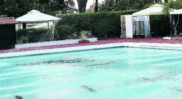 Roma, annegato in piscina durante un party a 19 anni: «La vasca era al buio». Nel mirino l'Appio Claudio Tennis Club