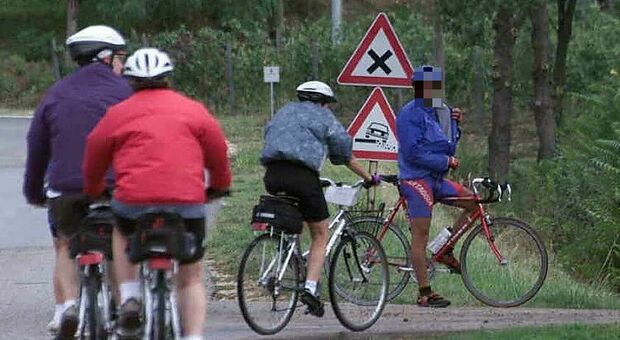 Ciclisti passano con il rosso in 30, ma alle loro spalle ci sono i carabinieri che li fermano e multano tutti