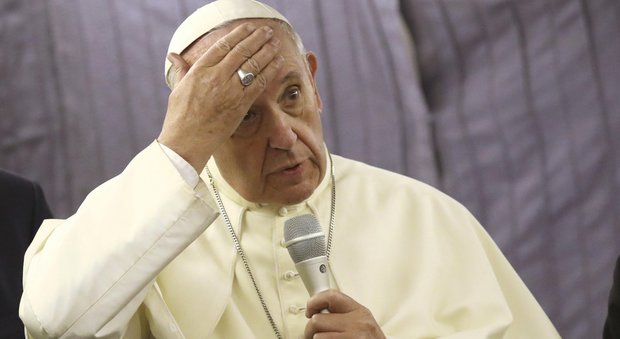 Pedofilia, il Papa chiede scusa alle vittime: «Ho usato parole sbagliate»