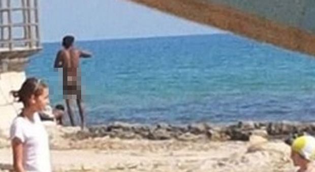 Pozzallo, immigrati nudi in spiaggia sotto gli occhi dei bambini. Ira dei bagnanti