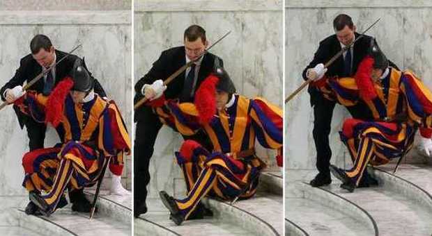 Guardia svizzera si accascia al suolo durante l'udienza del Papa