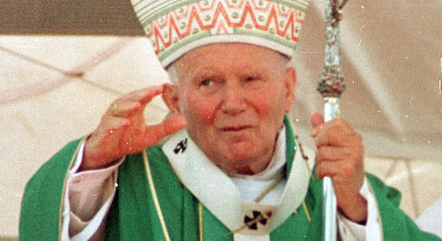 4 aprile 1980 Papa Giovanni Paolo II confessa 40 fedeli a San Pietro